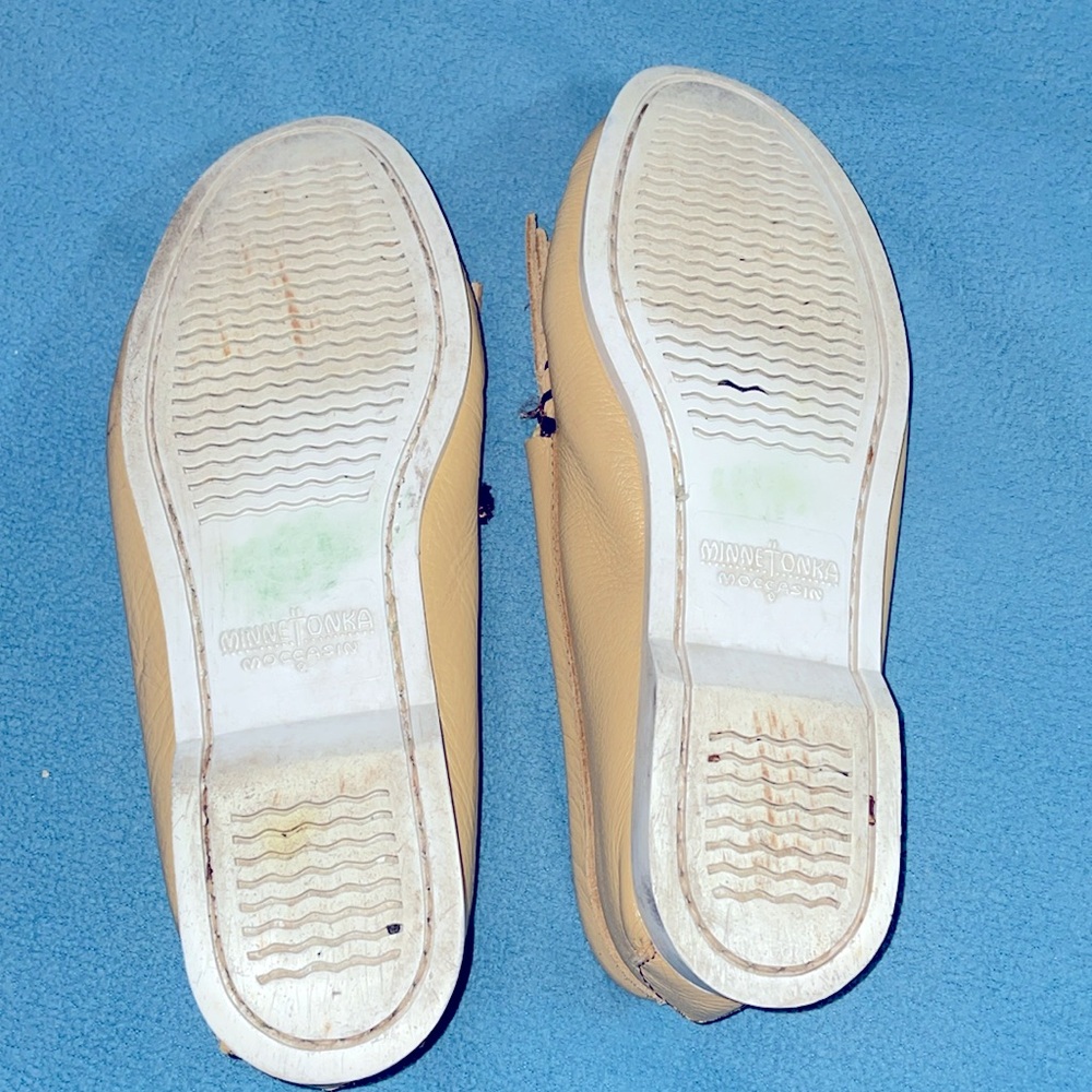 Minnetonka women’s size 7 tan genuine, leather moccasins w/beading - Picture 3 of 5
